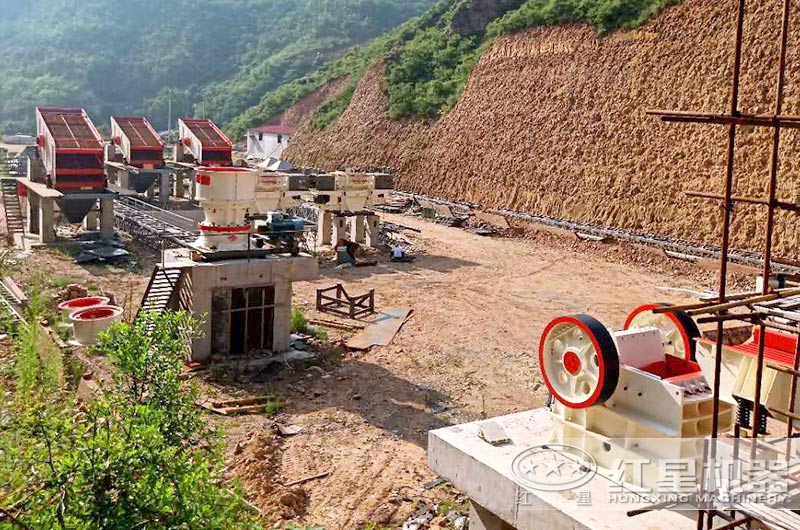 沙廠生產線安裝安裝中，石料粉碎設備有鄂破、圓錐破和制砂機