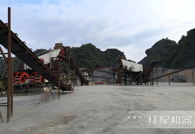 方案三配置現(xiàn)場(chǎng)：破碎機(jī)+制砂機(jī)+洗砂機(jī)，費(fèi)用80萬以上